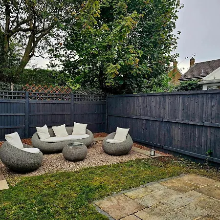 The Sweetbriar 3 Bedroom House In Лідс