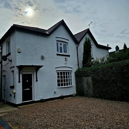 The Sweetbriar 3 Bedroom House In * Лідс